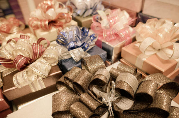庆祝节日活动新年派对礼盒和彩带蝴蝶结背景模糊