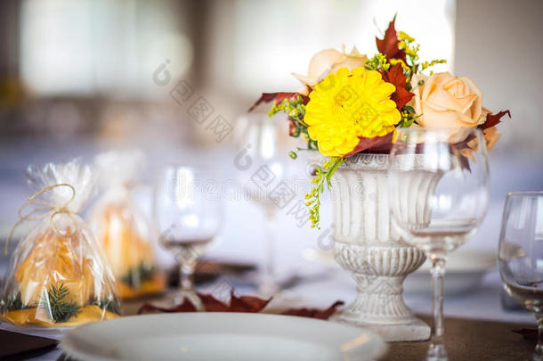 美丽的餐厅内桌装饰婚礼或活动。 花卉婚礼桌装饰/秋季颜色。