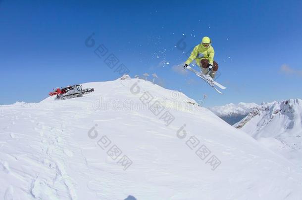 在山上飞滑雪者。 极限运动。