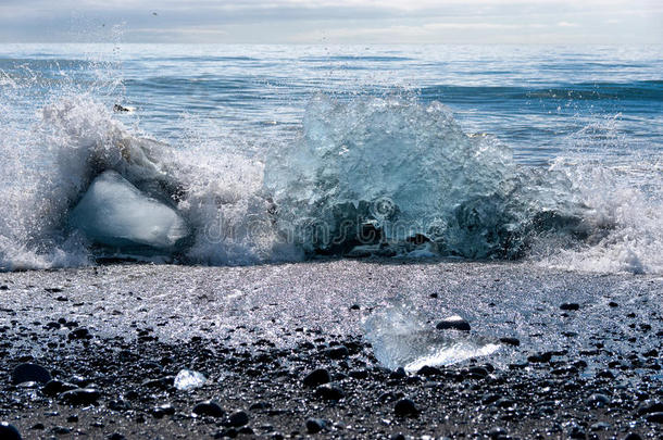 一座冰山被海浪打破在Jokulsarlon-冰岛