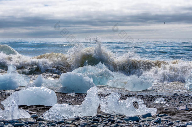 一座冰山被海浪打破在Jokulsarlon-冰岛