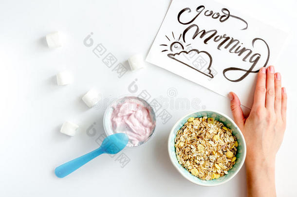 概念<strong>儿童早餐</strong>与酸奶顶部视图白色背景