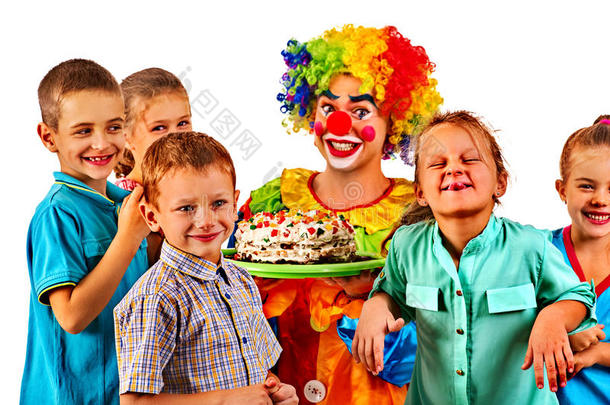 生日孩子小丑和孩子们玩。 儿童节日蛋糕庆祝。