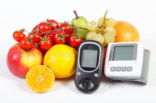 <strong>血糖</strong>仪，血压<strong>监测</strong>仪和水果蔬菜，健康的生活方式