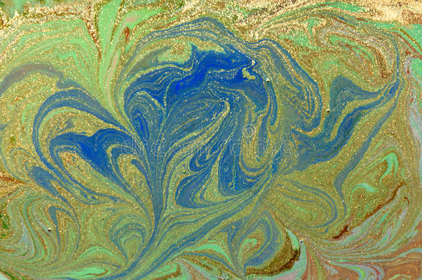 绿色，蓝色和金色的液体质地。 手绘大理石<strong>花纹背景</strong>。 墨水大理石抽象图案