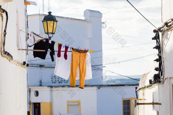 衣服挂在葡萄牙埃尔瓦斯的一条街上晾干