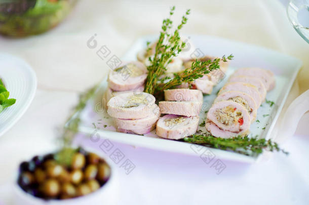 美味的鸡肉或火鸡卷与草药在聚会或婚宴上提供