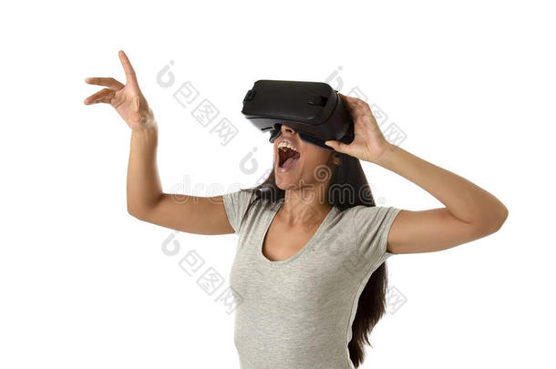 迷人的快乐女人兴奋地使用3D护目镜观看360虚拟现实视觉享受