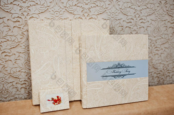 优雅的婚礼相册和米色材料的相册。