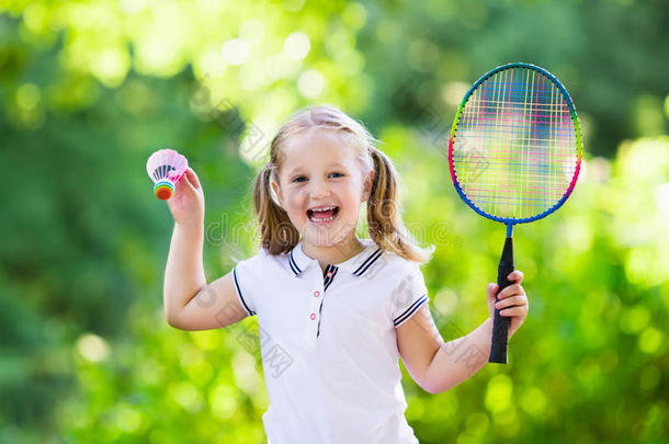 夏天在户外<strong>打羽毛球</strong>或网球的孩子