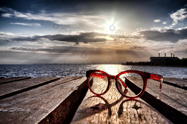 木桥上漂亮的眼镜延伸到附近的大海里