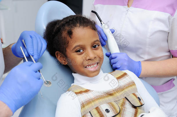 有一个黑皮肤的孩子在牙医接待处的女孩
