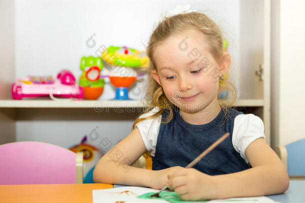 可爱的小女孩在<strong>托</strong>儿所里画画笔和油漆。 蒙台梭利学前<strong>班幼儿园</strong>的孩子。