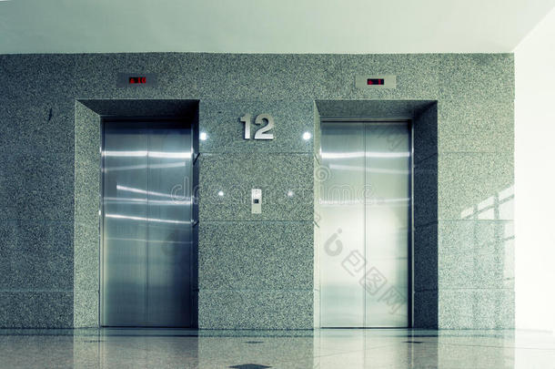 在百货<strong>公司</strong>，内部有遮阳的<strong>电梯</strong>。
