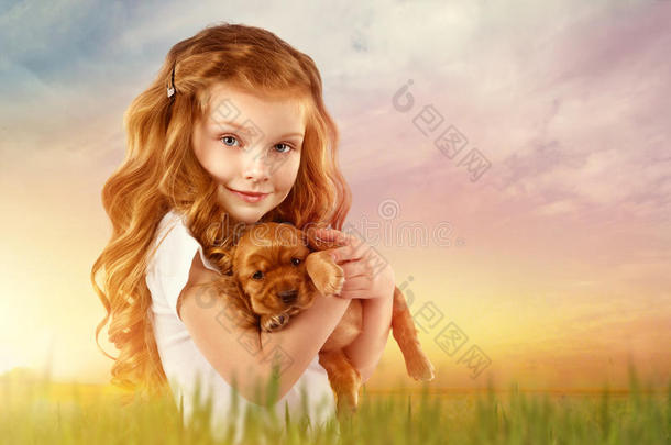 美丽的红发小女孩和红色小狗户外。 孩子宠物友谊