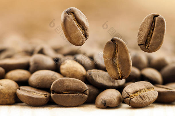 飞行新鲜咖啡豆作为背景与复制空间。 咖啡豆掉下来了。