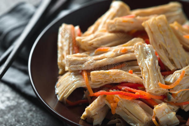 开胃芦笋在韩国陶瓷盘子特写