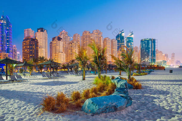 在迪拜豪华城市迪拜码头和朱美拉海滩的夜景