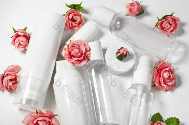 化妆品瓶。 健康和水疗瓶收集春季香水花。 美容治疗，浴室套装。
