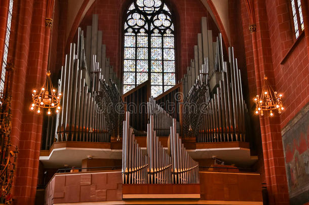 一座十九世纪<strong>大型</strong>管风琴，位于一座古老的卫理公<strong>会</strong>教堂，