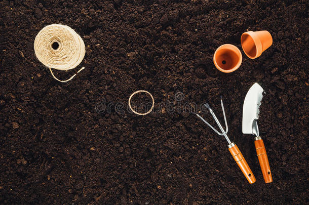 园艺工具在花园土壤纹理背景顶部视图