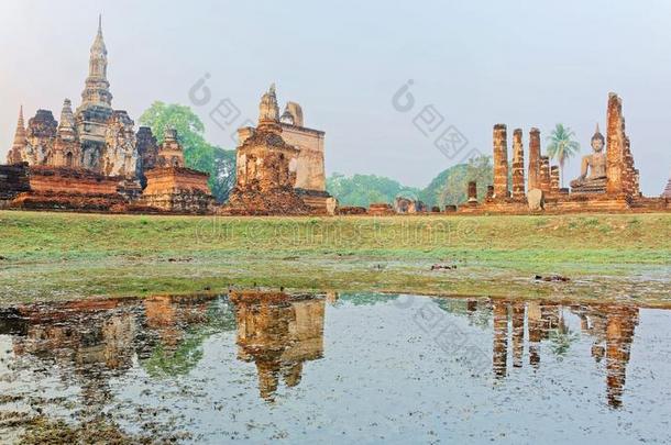 泰国苏霍台历史公园的瓦特圣寺的美丽风景，看着坐着的佛像