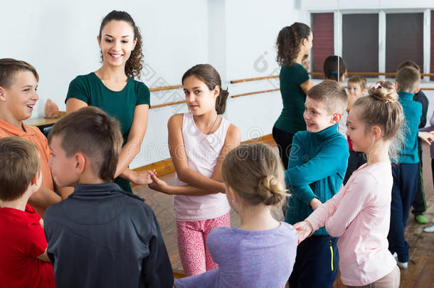 在课堂上学习民族舞蹈的孩子们