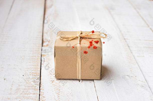 礼盒用工艺纸包裹，用缠绕，嫩嫩的<strong>小红花</strong>