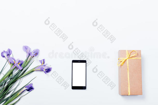 花束紫色虹<strong>膜</strong>，<strong>手机</strong>和礼品盒在白色背景