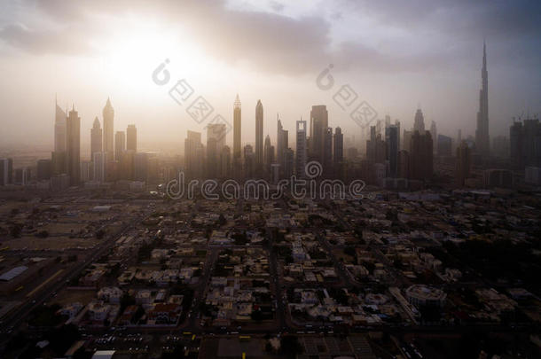 史诗般的城市景观鸟瞰，摩天大楼和太阳<strong>冲破</strong>云层。 迪拜，阿联酋