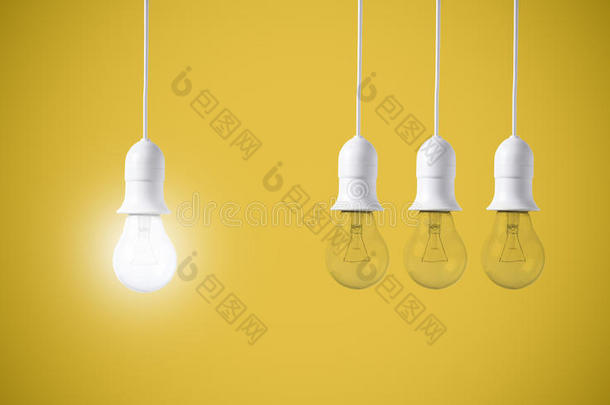 黄色背景上的不同灯泡。 新思想的概念
