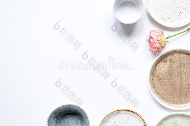 陶瓷餐具顶部视图白色背景模拟