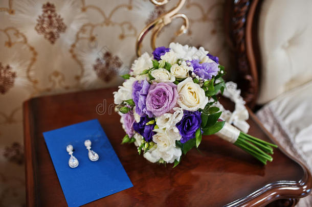 新娘奢华的婚礼花束，床头柜上有配饰