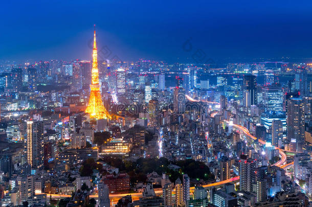 俯瞰东京塔和东京城市景观