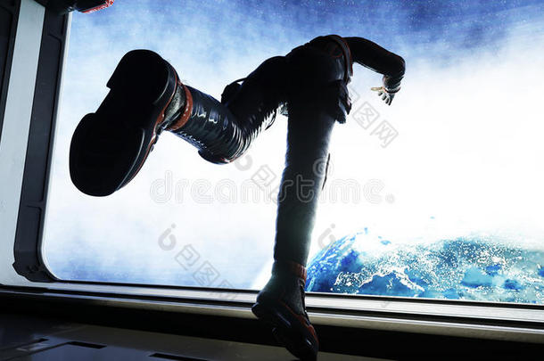 宇航员<strong>跳入</strong>太空。 地球的景色。 三维渲染。