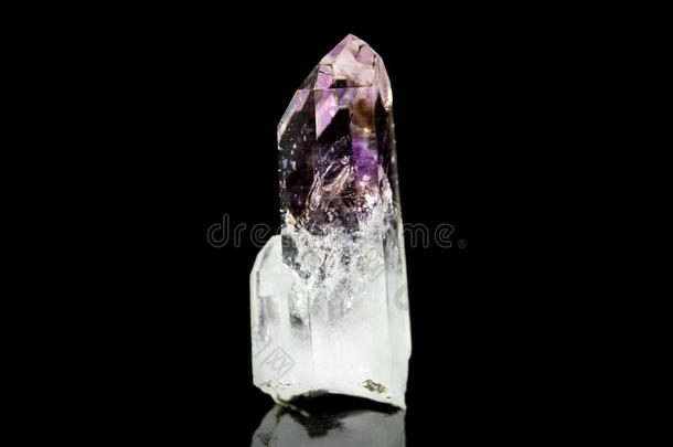 紫<strong>水晶水晶</strong>石英，黑色背景，矿物石，愈合