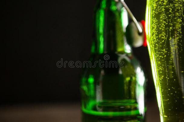 圣帕特里克日的绿色啤酒和啤酒瓶