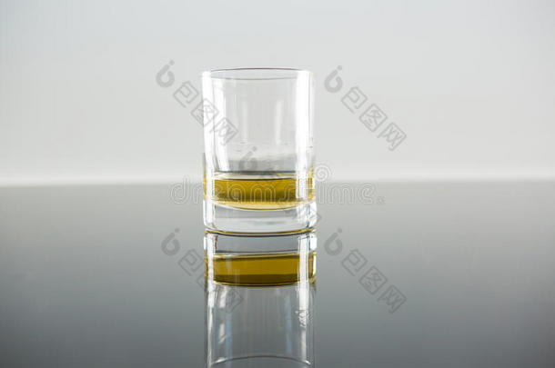 桌上一杯威士忌