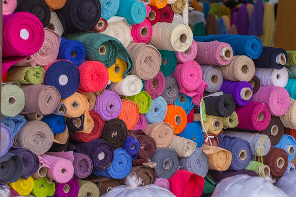 <strong>彩色</strong>卷棉织物在市场上销售。