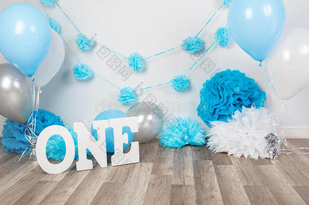 <strong>生日庆典背景</strong>装饰，美食蛋糕，信中写着“一个”和工作室里的蓝色气球