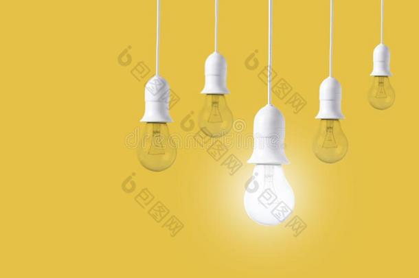 黄色背景上的不同灯泡。 新思想的概念