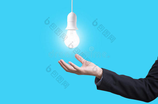 商业手拿着灯泡。 新思想的概念