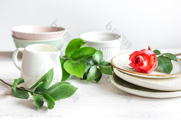 白色背景上有花的陶瓷餐具