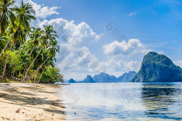 绿色遇见蓝色，埃尔尼多的风景。 沙滩上有巨大的岩石，巴拉望岛。 菲律宾