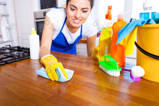 漂亮的年轻女人打扫房子。 打扫厨房的女孩。 准备好了。
