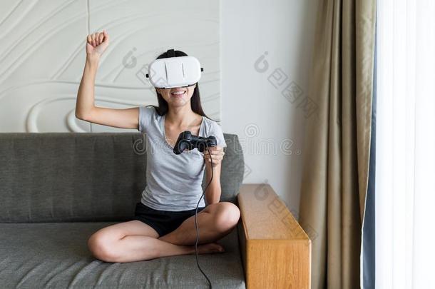 兴奋的女人用虚拟现实设备玩游戏