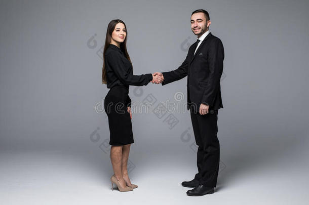 商务男女握手看灰色背景下的镜头