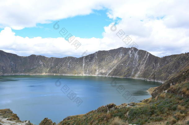 厄瓜多尔奎洛托火山火山口的<strong>蓝</strong>色湖泊