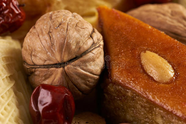 复活节和传统糖<strong>果</strong>巴克拉瓦，谢克尔布拉，戈加尔，坚<strong>果</strong>，木桌上的枣。