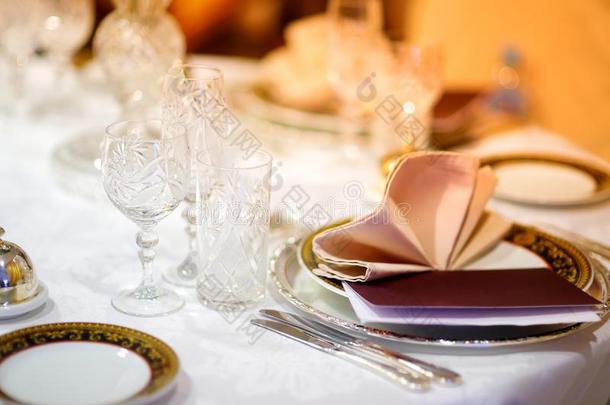 美丽的桌子设置与陶器和鲜花为聚会，<strong>婚宴</strong>或其他节日活动